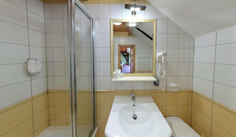 Hotel Stara Stajnia Pleszew Buitenkant foto