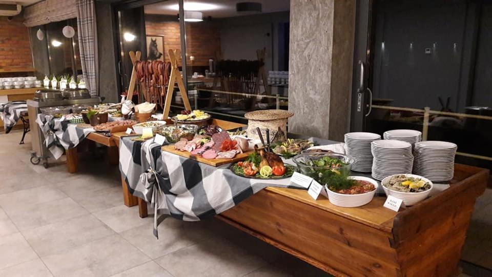 Hotel Stara Stajnia Pleszew Buitenkant foto